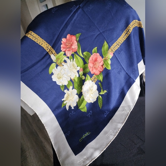 Authentic Chanel scarf - Picture 6 of 8